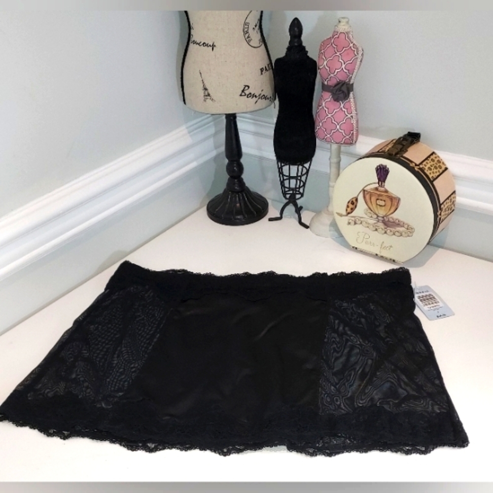 Torrid Black with Black Lace Trim Short Half Slip Size 3 NWT